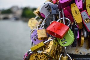 Read more about the article Attract Love and Harmony-Feng Shui Energy Ornaments for Romantic Spaces