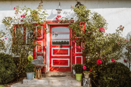 You are currently viewing Create a Welcoming Entrance-Feng Shui Tips for Your Front Door Decor