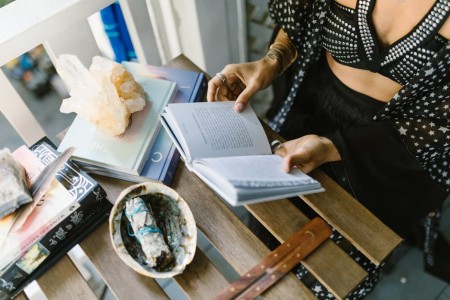 You are currently viewing Create Positive Vibes-How to Use Feng Shui Crystals for Emotional Well-Being