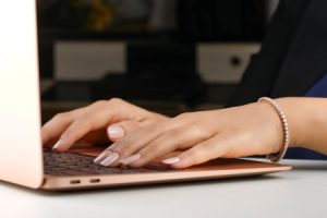 Read more about the article Feng Shui Energy Ornaments-Enhancing Your Workspace for Maximum Productivity