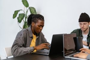 Read more about the article Feng Shui for Busy Professionals-Quick Tips for Using Energy Ornaments at Work