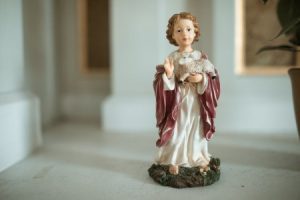 Read more about the article Feng Shui for Small Spaces-Maximizing Energy with Compact Ornaments