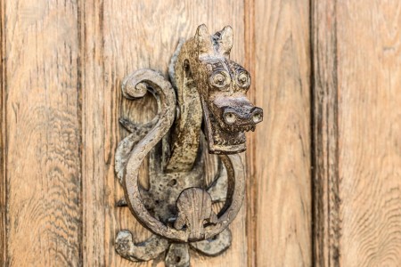 You are currently viewing Understanding the Meaning Behind Popular Feng Shui Ornaments and Their Uses