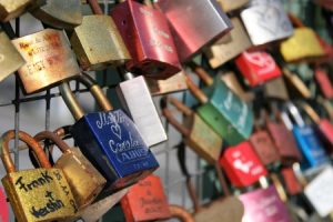 Read more about the article Unlocking Love and Relationships with Feng Shui Energy Ornaments