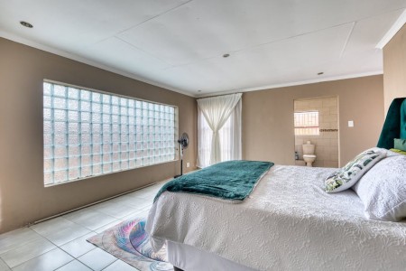 You are currently viewing Using Feng Shui Energy Ornaments to Improve Sleep Quality in Your Bedroom