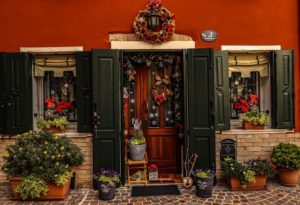 Read more about the article Feng Shui Tips for Creating a Welcoming Entryway with Ornaments
