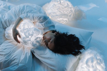 Read more about the article How to Use Feng Shui Crystals for Better Sleep and Relaxation