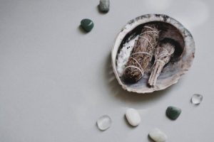 Read more about the article How to Cleanse and Charge Your Feng Shui Crystals for Optimal Energy
